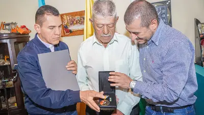 La medalla "Orden al Mérito" fue entregada a lider comunitario Gustavo Rivera Rivera