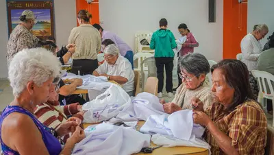 Talleres de bordado: una apuesta para la creatividad y la expresión de los adultos mayores