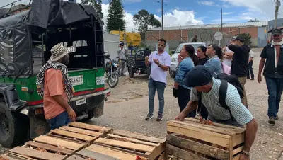 Entrega de kit de seguridad alimentaria para beneficiarios del programa caficultores en la vereda La Peña