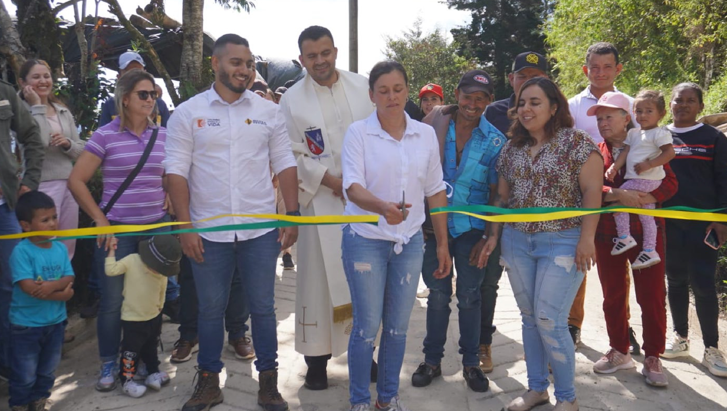 La comunidad de la vereda La Sonadora celebra la inauguración del nuevo tramo de placa huella