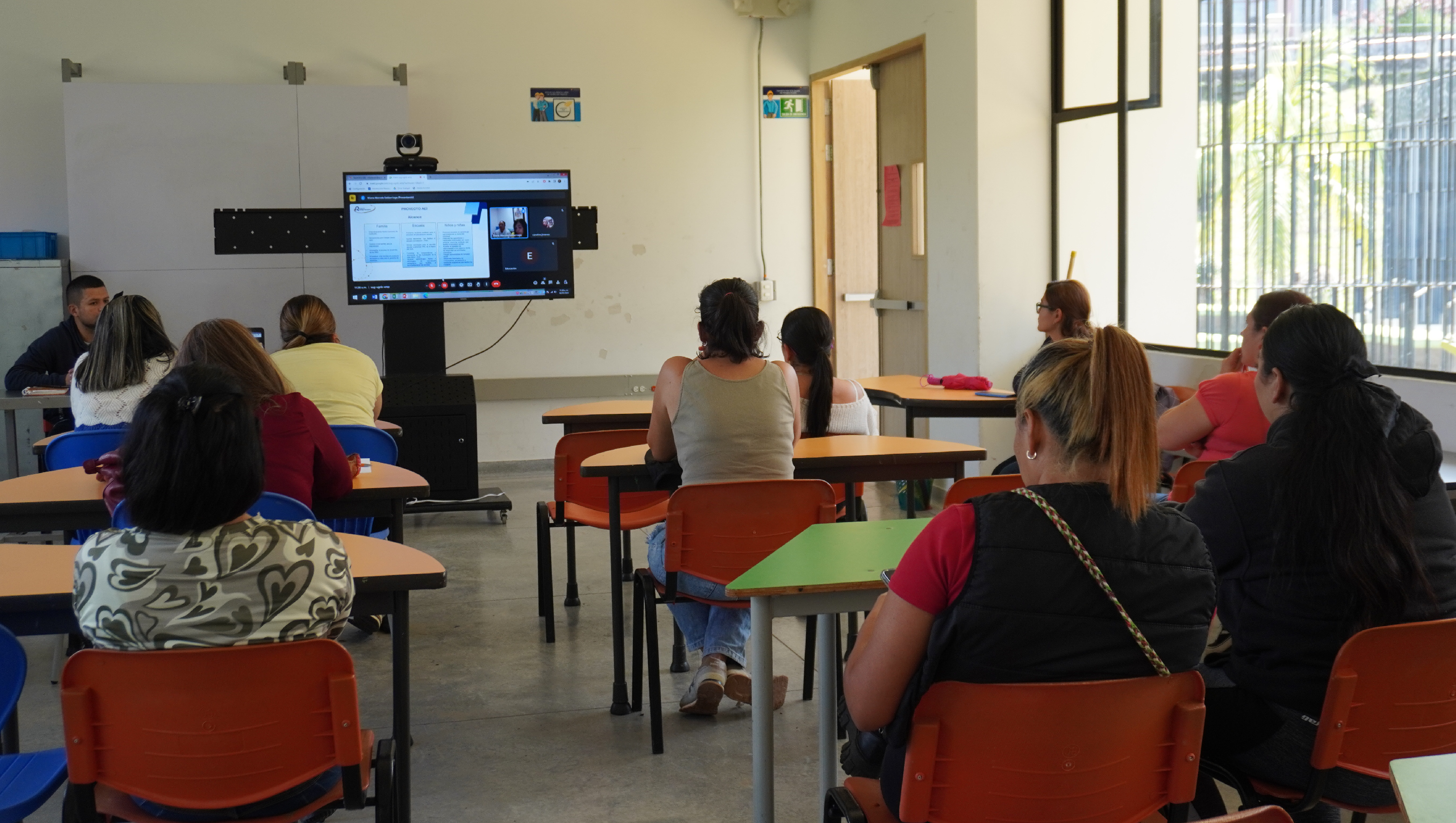 Encuentro con padres de familia del grupo de discapacidad para presentar el convenio con la Fundación Rodrigo Arroyave: juntos por la educación inclusiva