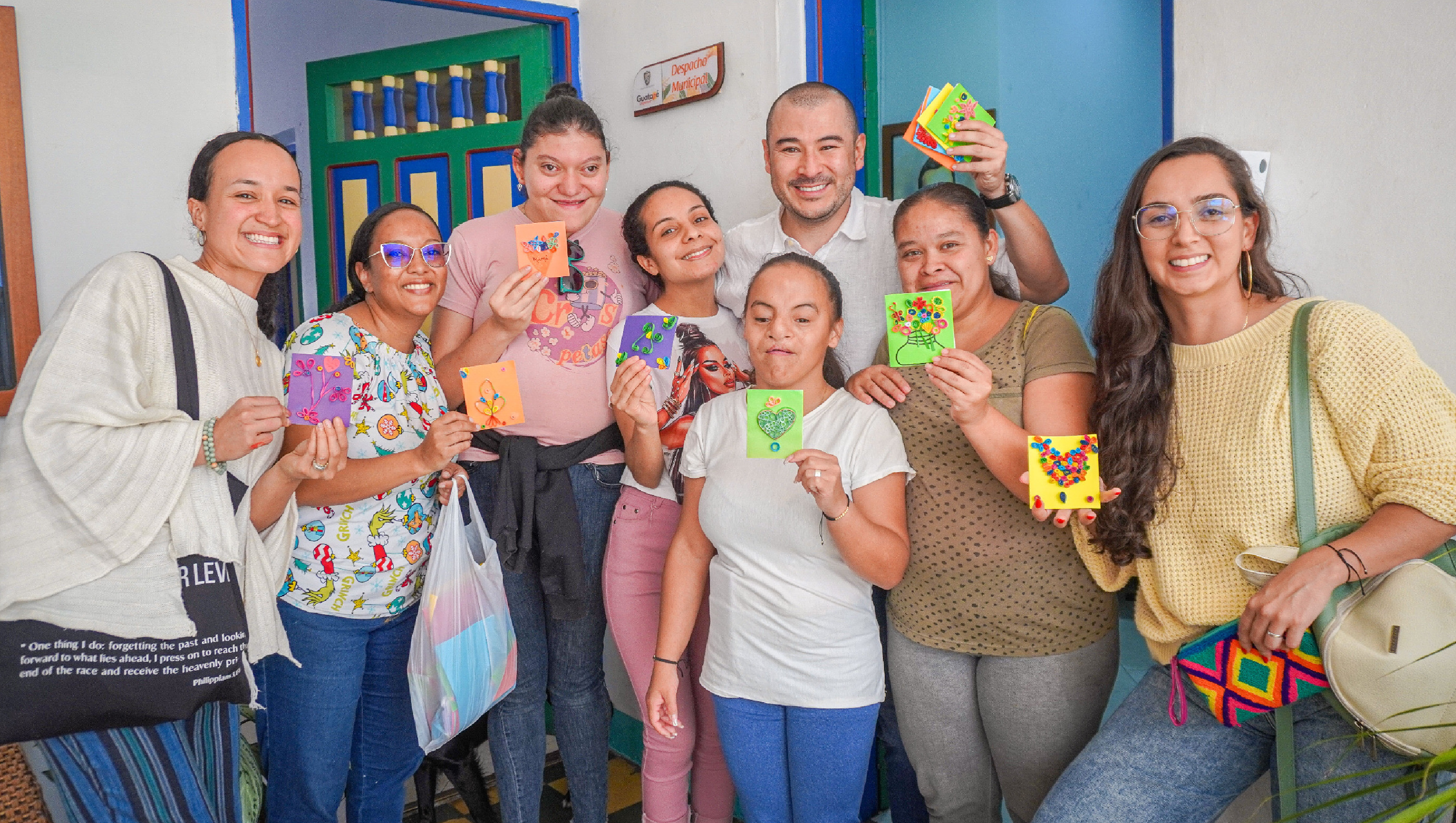 El Grupo de Discapacidad de Guatapé trabajó en proyecto de arte y emprendimiento: tarjetas en filigrana para celebrar el Día de la Madre