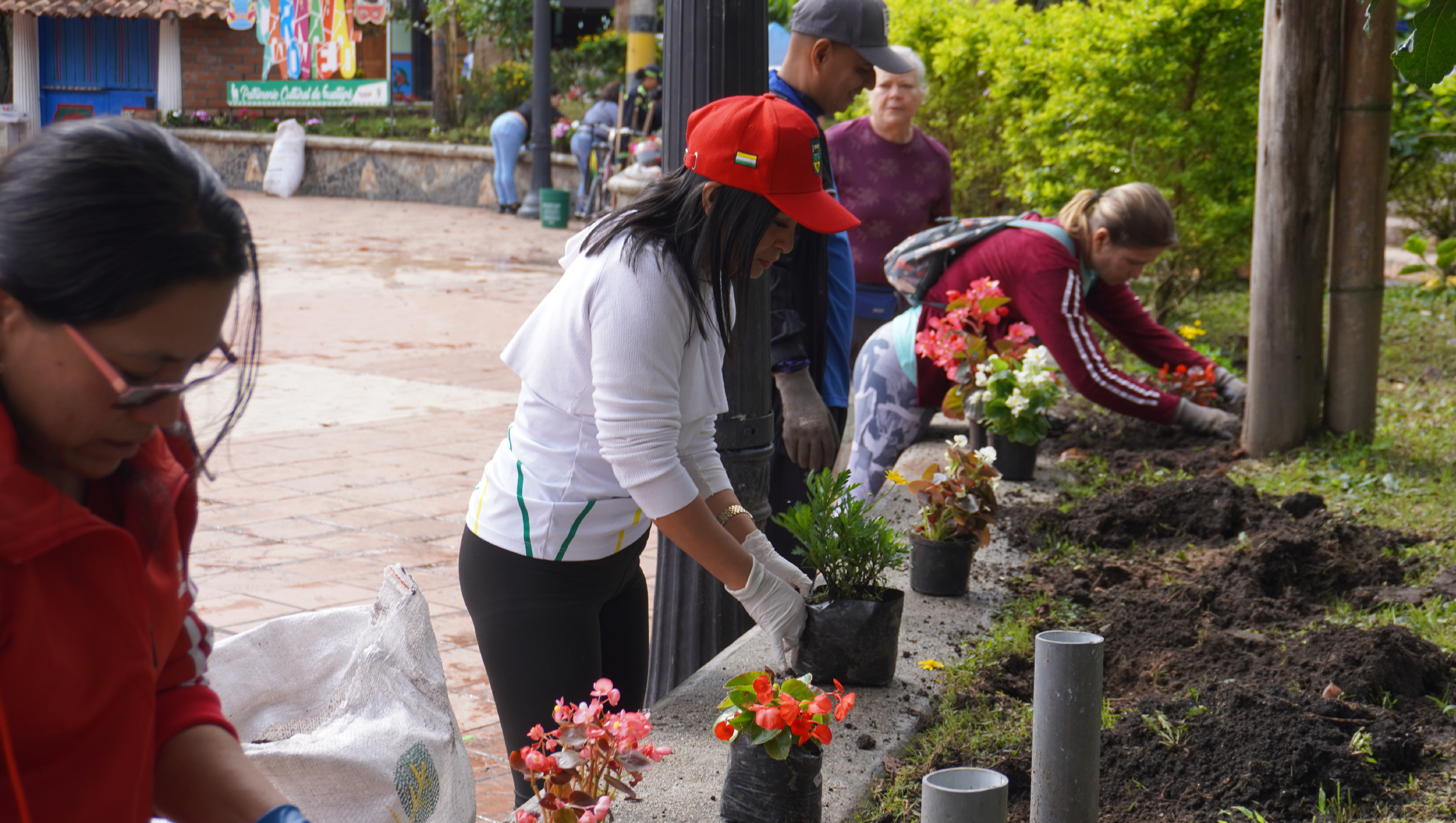 Convite comunitario para embellecer el Parque Principal de Guatapé